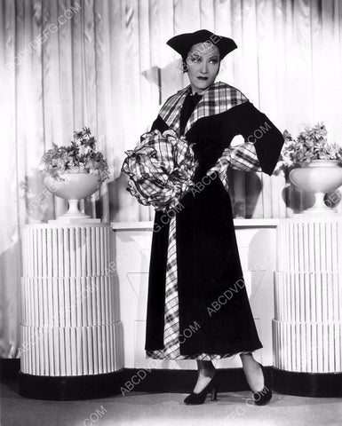 Gloria Swanson in new fashion portrait 8b20-12336