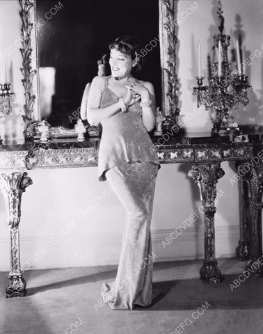 Gloria Swanson satisfied with new cool fashion 8b20-12387