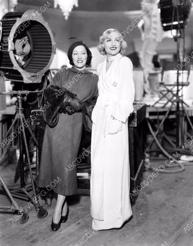 Gloria Swanson Carole Lombard behind the scenes 8b20-12389