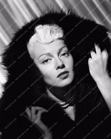 Lana Turner in fur portrait 8b20-1261