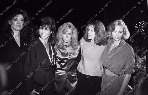 candid Donna Mills Cybill Shepherd Jodie Fosterman and friends 8b20-12648