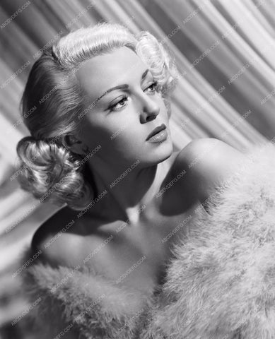 Lana Turner bare shoulders and white fur 8b20-1268