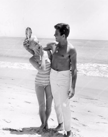 shirtless Fabian and some cutie pie in her swimsuit on the beach 8b20-12694