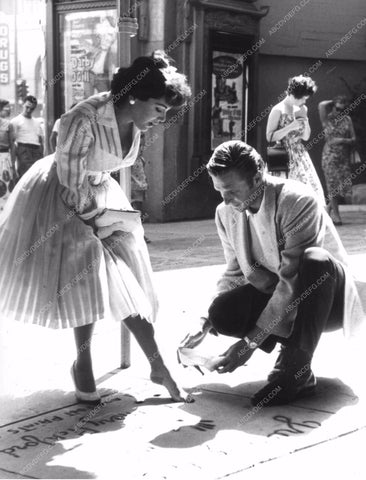 Annette Funicello Eric Fleming compare feet in cement Gramaun's 8b20-12710