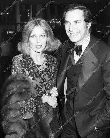 Barbara Bain and hubby Martin Landau attend event 8b20-12760