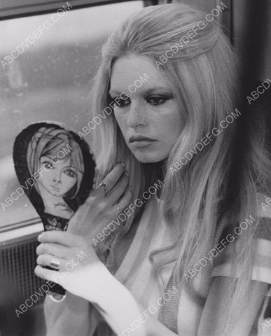 Brigitte Bardot does a quick makeup check 8b20-12823