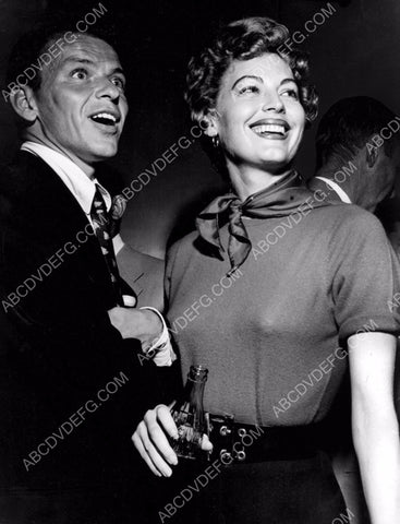 Frank Sinatra w Ava Gardner holding a coke bottle 8b20-12959