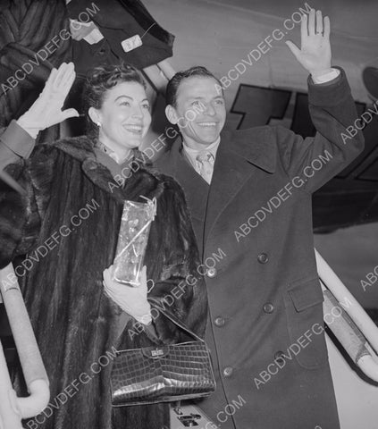 candid Ava Gardner Frank Sinatra getting off an airplane 8b20-12960