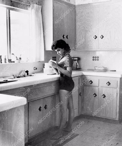 Annette Funicello eating some crackers in the kitchen 8b20-13164