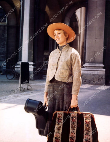 Julie Andrews lugging her stuff film The Sound of Music 8b20-13279