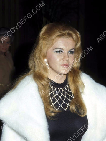 Ann-Margret beautiful in white fur 8b20-13404