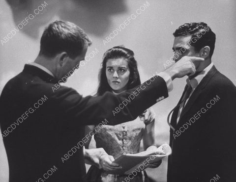 candid Ann-Margret going over a few script points 8b20-13441