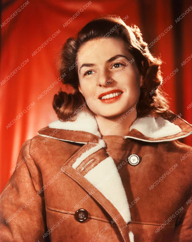 Ingrid Bergman models her new heavy jacket 8b20-13682