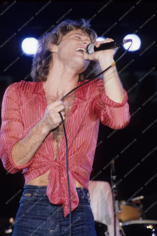 Andy Gibb singing on stage 8b20-13705
