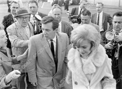 Bobby Darin Sandra Dee surrounded by press at the airport 8b20-13800