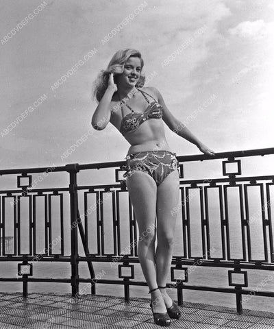 gorgeous Diana Dors models her new bikini 8b20-13916