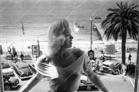 sexy Diana Dors overlooking the beach 8b20-13918