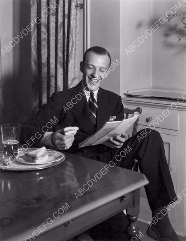 Fred Astaire relaxes with a sandwich 8b20-14173