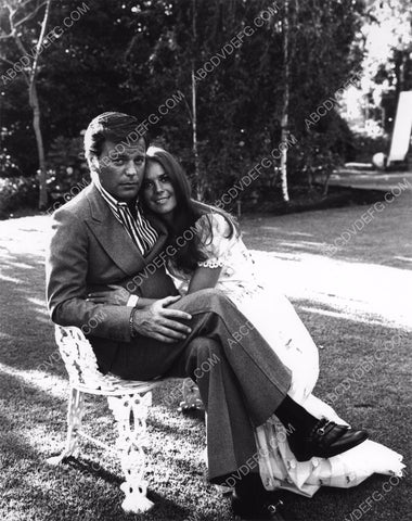outdoors Robert Wagner Natalie Wood embrace 8b20-1436