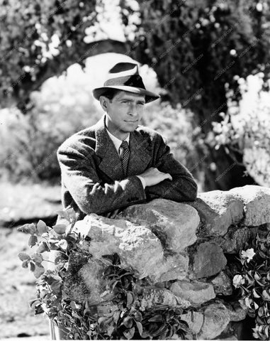 Franchot Tone outdoors pic 8b20-14407