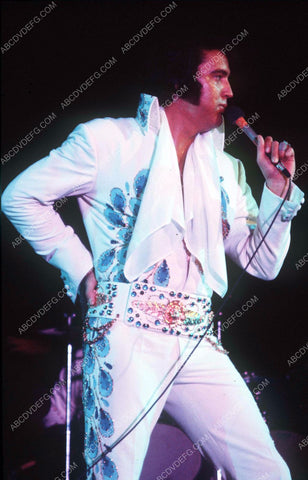 Elvis Presley singing on stage 8b20-14567