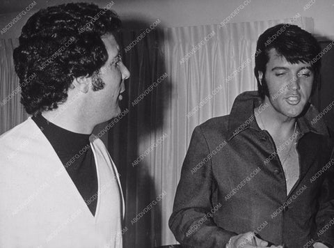 candid Tom Jones and Elvis Presley pic 8b20-14581