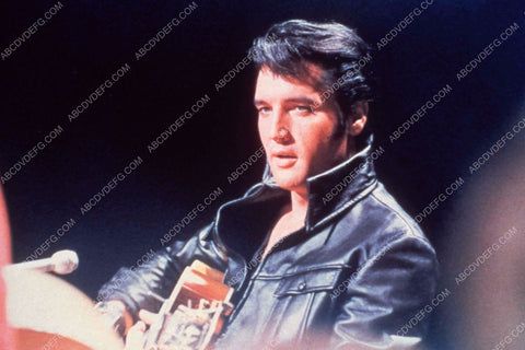 Elvis Presley on stage 8b20-14586