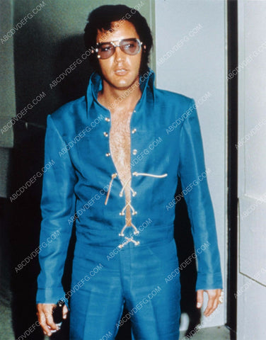 candid Elvis Presley ready to go on stage 8b20-14587