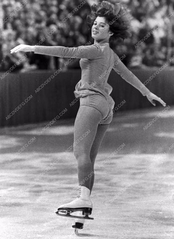 athletic Dorothy Hamill performing on the ice 8b20-14596