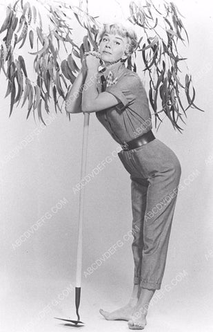 Doris Day and a garden hoe ready to get to work 8b20-14664