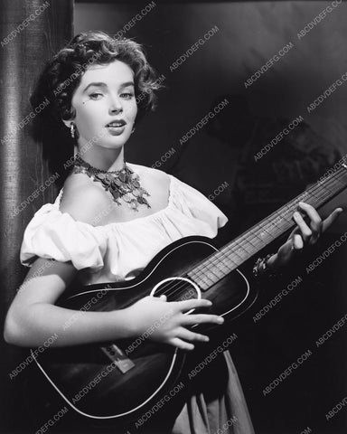 lovely Dawn Addams strumming her guitar 8b20-14687