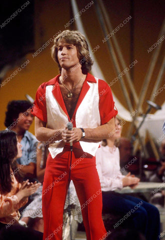 Andy Gibb on stage 8b20-14746