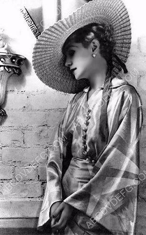 Lilyan Tashman in kimono type robe and hat 8b20-1489