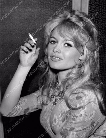 cool Brigitte Bardot taking it easy for a second 8b20-14911