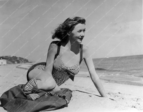 stunning Gloria Grahame sitting on the beach 8b20-15047