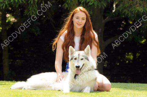 beautiful redhead Sophie Turner and her dog 8b20-15137