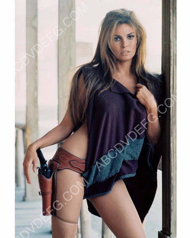 Raquel Welch w gun and holster film Hannie Caulder 8b20-15229