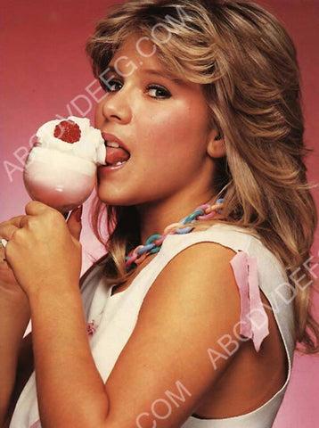sexy Samantha Fox licking an ice cream cone 8b20-15419