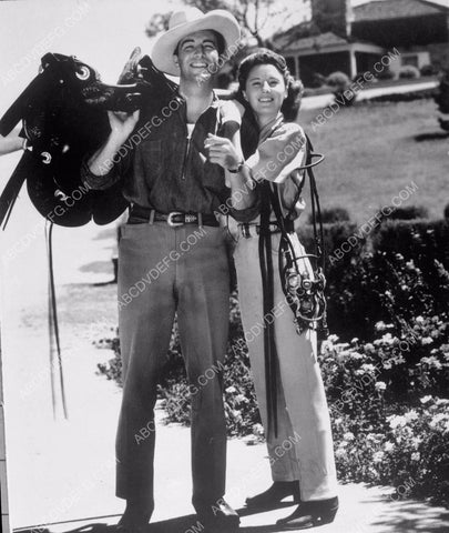 candid Robert Taylor Barbara Stanwyck w equestrian equipment 8b20-15536