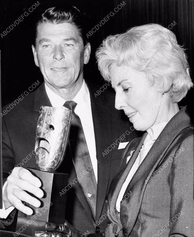 Ronald Reagan Barbara Stanwyck candid shot 8b20-15541