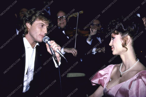 Andy Gibb singing to Victoria Principal 8b20-15602