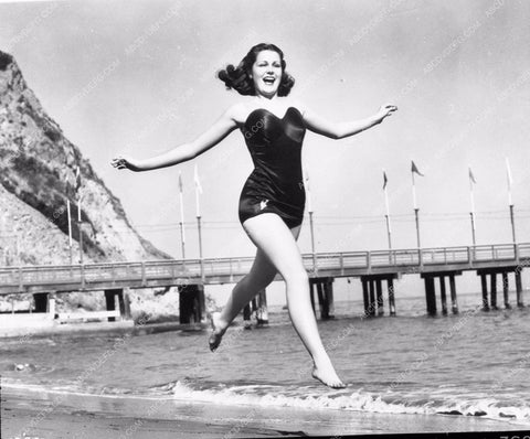 Helen Parrish running on the beach (Santa Monica pier I think) 8b20-15748