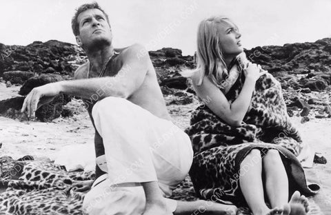 Hugh O'Brian Shirley Eaton maybe film scene 8b20-15792