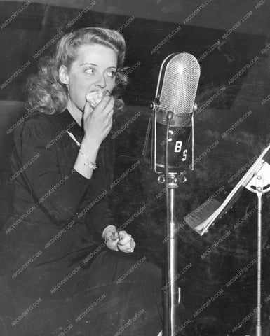 Bette Davis eating an apple AFRS Armed Forces Radio Service 8b20-15833