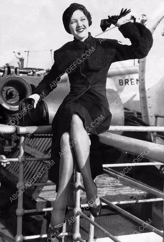 great candid Wera Engels sitting on the rail 8b20-15957
