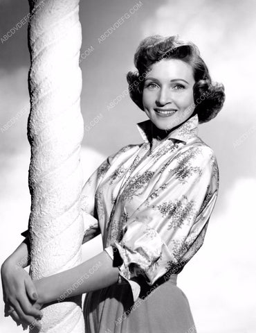 superstar Betty White portrait 8b20-1600