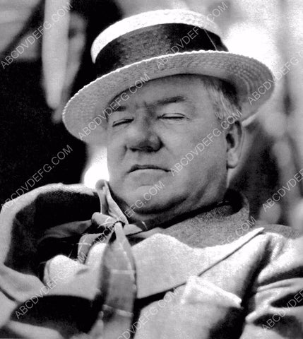 W.C. Fields taking it easy between takes 8b20-16069