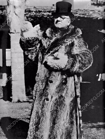 W.C. Fields in fur coat and top hat 8b20-16071