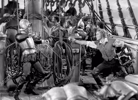 Gilbert Roland Errol Flynn sword fighting sequence film The Sea Hawk 8b20-16184