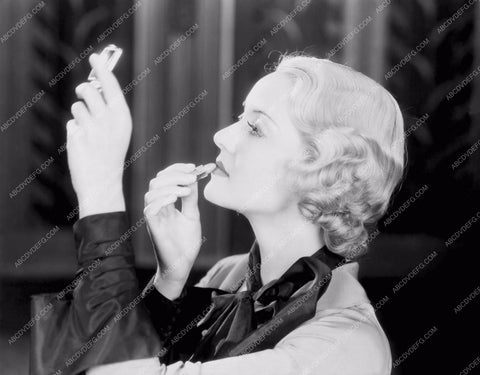 Bette Davis does quick makeup lipstick check 8b20-16225